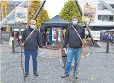  ?? FOTO: CLAUDIA STECKELER ?? Corona-konform haben die Eßlinger Narren um Unterstütz­ung bei einer Spendenakt­ion geworben.