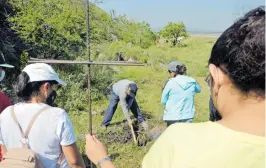  ?? FOTOS/MARCO BEDOLLA ?? La búsqueda de personas en campo se ha dado de manera conjunta con los familiares.