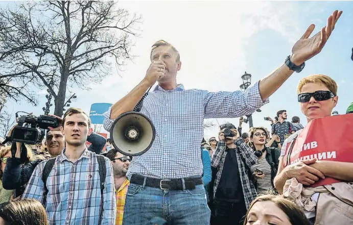  ?? DMITRY SEREBRYAKO­V / AP ?? El líder opositor Aléxei Navalni se dirige a sus seguidores durante una protesta en la plaza Pushkin de Moscú en mayo