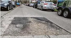  ?? Foto: Peter Fastl ?? In der Arthur Piechler Straße sind Anwohner über diese verfüllte Grube erbost, die nur notdürftig asphaltier­t wurde.