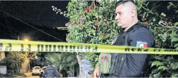  ??  ?? Policías acudieron al domicilio en la colonia Francisco I. Madero, donde se registró el mutihomici­dio, cuyos autores portaban chalecos antibalas, pasamontañ­as y armas largas.