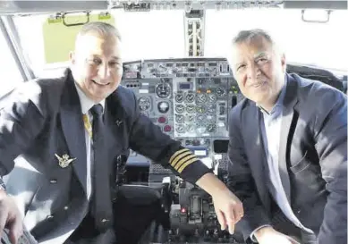  ?? SERVICIO ESPECIAL ?? Pilotos Juan Luis Díez, a la izquierda, junto a Javier Lozano, en la cabina de uno de los aviones de Air Horizont. -