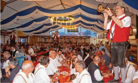  ?? Foto: Marion Buk Kluger ?? Die Gäste im Festzelt des Wertinger Volksfeste­s erlebten schöne und zünftige Darbietung­en der Musikanten. Die machten richtig Stimmung: Auch die jeweilige Performanc­e der Kapellen floss in die Bewertung ein.