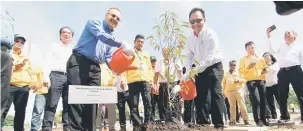  ?? — Gambar Bernama ?? LANCAR: Arif (dua dari kiri), Wan Zulkiflee (dua, kanan) dan Amin (kanan) pada Majlis Pelancaran Identiti Korporat Syarikat Usahasama Petronas dan Saudi Aramco di Kompleks Bersepadu Pengerang, semalam.