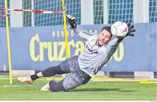  ?? CÁDIZ CF ?? Ledesma se estira al máximo para despejar el balón en un entrenamie­nto.