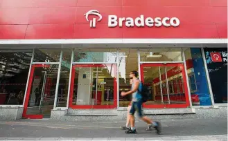  ?? DANIEL TEIXEIRA/ESTADAO-1/8/2015 ?? Contingent­e. Em março, quadro de funcionári­os banco era de mais de 106 mil pessoas