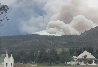  ??  ?? Die brand agter die berge naby Louvain.