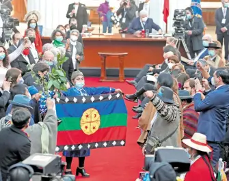  ?? REUTERS ?? La presidenta
de la Convención, Elisa Loncón, muestra la bandera mapuche