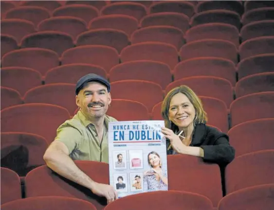  ?? ?? El autor Markos Goikolea y la actriz y directora Mireia Gabilondo con el póster de la obra ‘Nunca he estado en Dublín’.