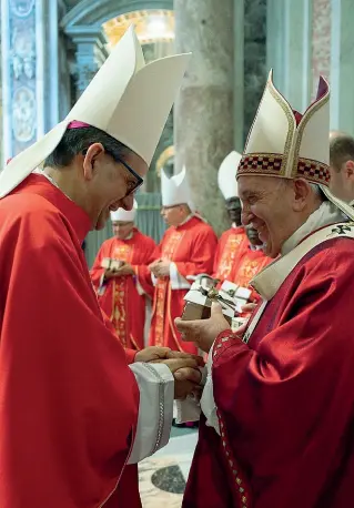  ??  ?? Intesa
Il nuovo cardinale Paolo Lojudice insieme con Papa Francesco
