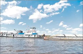  ??  ?? Paraguay tiene la tercera mayor flota fluvial en el mundo y la principal de la Hidrovía. (AFP)