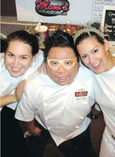  ??  ?? Janelle Dailey and Mom’s Grilled Cheese Truck founder Cindy Hamilton flanked chef Alex Tung at his food-truck benefit for trainee chefs.