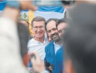  ?? ?? Alberto Núñez Feijóo posa junto a Paco Núñez ayer en Toledo // EP