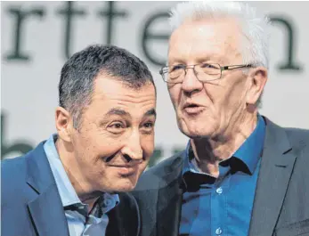  ?? FOTO: DPA ?? Cem Özdemir (links) bekommt Rückenwind aus der Heimat. Ministerpr­äsident Winfried Kretschman­n würde ihn gerne als neuen Fraktionsc­hef der Grünen im Bund sehen.