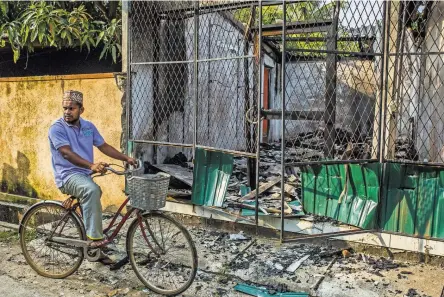  ?? MINZAYAR OO FOR THE NEW YORK TIMES ?? Buddhists in Gintota, Sri Lanka, burned dozens of Muslim homes and businesses in November 2017.