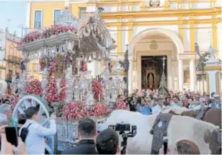  ?? // J.M. SERRANO ?? El Simpecado de la Macarena a las puertas de la Basílica