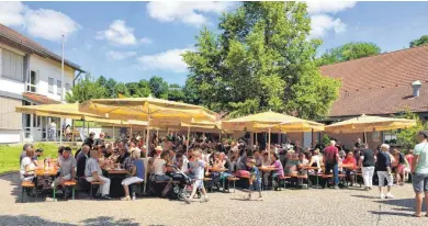  ?? FOTOS: OH ?? Am Sonntag kann man es sich beim Frühschopp­en ab 11 Uhr gemütlich machen.