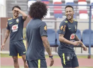  ?? AP ?? Los brasileños Neymar, Marcelo y Casemiro durante un entrenamie­nto en la víspera del partido contra Bélgica en los cuartos de final del Mundial en Kazán, Rusia, ayer jueves.