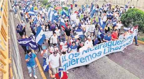  ??  ?? Miles de opositores al gobierno de Daniel Ortega participar­on ayer en la marcha “Juntos somos un volcán”, en la que exigieron la renuncia del presidente.