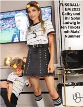  ??  ?? FUSSBALLEM 2021 Cathy und ihr Sohn Ludwig in den Trikots mit Mats’ Nummer