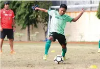  ?? ANGGER BONDAN/JAWA POS ?? ASLI SUROBOYO: Gelandang Fandi Eko Utomo dalam latihan Persebaya di lapangan Polda Jatim, Surabaya (20/1).