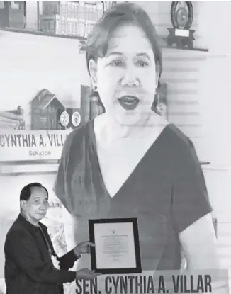  ??  ?? Sen. Cynthia Villar virtually accepts the Champion of Philippine Agricultur­e award.