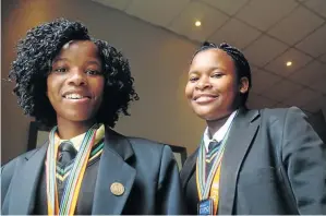  ?? / KABELO MOKOENA ?? Nomawethu Kondile and Chwayita Gula, both aged 17, who won a bronze medal at the Eskom Expo for Young Scientists, say their brewing method is good for traditiona­l ceremonies.