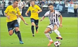  ??  ?? CASTALIA. Los de Escobar buscan su primer triunfo local en Segunda B.