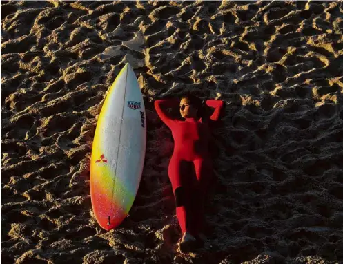  ??  ?? A brasileira Maya Gabeira em praia de Nazaré, Portugal, onde foi morar após sofrer acidente em onda gigante, em 2013 Maya Gabeira, 31 Nascida em 10.abr.1987 no Rio, é pentacampe­ã mundial do Big Wave Awards, o principal prêmio das ondas gigantes
