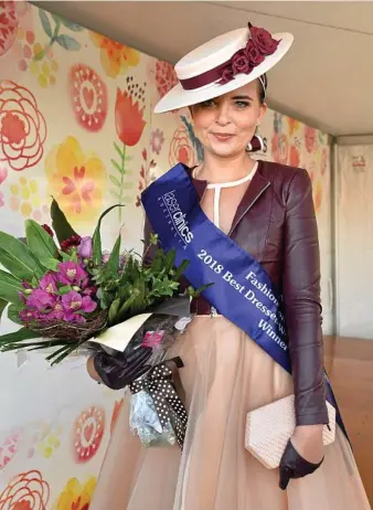  ?? Photos: Kevin Farmer ?? STUNNING: Weetwood 2018 Laser Clinics Australia Fashions on the Field winner Emma Clarke looked the part at Clifford Park Racecourse on Saturday.