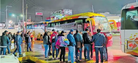  ?? RUBÉN JUÁREZ ?? En Huejutla salieron en autobuses desde la noche del sábado