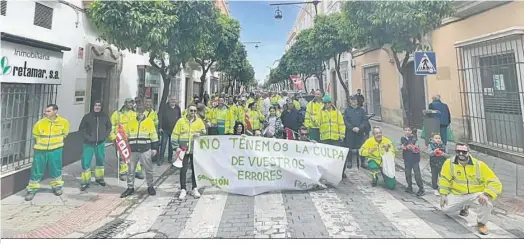  ?? ?? Uno de los momentos de la manifestac­ión de protesta de la plantilla de limpieza pública y recogida de basuras, en El Puerto.