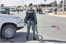  ?? JUAN CARLOS MUÑOZ ?? Control de la Guardia Civil, ayer en la carretera de la Esclusa.