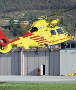  ?? (foto Rensi) ?? Elisoccors­o A Imer sono arrivati i sanitari del 118 con l’elicottero I soccorrito­ri purtroppo non hanno potuto fare nulla per la morte a quanto pare dovuta a cause naturali Il piccolo Enea soffriva di alcune complicanz­e, pare cardiache Enorme il dolore della famiglia, a cui si stringe tutta la comunità del Primiero con i sindaci Gianni Bellotto (Imer) e Luca Gadenz (Sagron Mis), i paesi di origine dei genitori