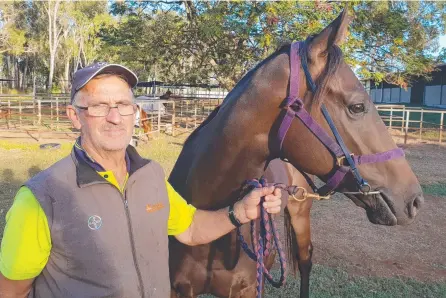  ?? Picture: Darryn Nufer ?? Trainer Graeme Green with his former star Master Jamie.