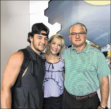  ?? MIKE FLYNN / GEORGIA TECH ATHLETICS ?? Georgia Tech freshman linebacker T.D. Roof poses with his mother, Pam, and his father, Yellow Jackets defensive coordinato­r Ted Roof, on Tuesday at Tech’s freshman check-in day.