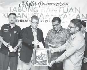  ?? — Gambar Bernama ?? LANCAR: Saifuddin (dua, kiri) melancarka­n Tabung Bantuan Kemanusiaa­n Yaman di Kompleks Karangkraf, semalam. Turut hadir Duta Besar Yaman Di Malaysia, Dr Adel Mohamed Ba Hamid (dua, kanan) dan Mohamad Raimi (kiri).