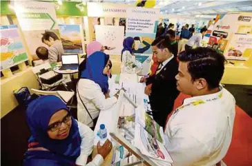  ??  ?? PENGUNJUNG berpeluang mendapatka­n sesi rundingan pada Pameran Hartanah MyRumah Perak-Ku@PIEX 2019 di Stadium Indera Mulia, Ipoh.