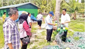  ??  ?? RAZAK meneliti pukat yang digunakan untuk projek ternakan ikan dalam sangkar.