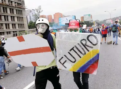  ?? FOTO REUTERS ?? En las calles de Venezuela se vive la confrontac­ión entre el oficialism­o y los opositores. Sin embargo, cada vez se ven más disidentes que salen a rechazar al gobierno de Nicolás Maduro.