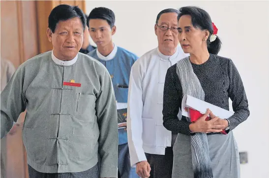  ??  ?? PROBLEMS: Ms Suu Kyi talks to Union Election Commission chairman Tin Aye when they meet to discuss the upcoming election.