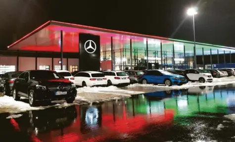  ?? Fotos: Bernd Hohlen ?? Das neue Autohaus ist auch in der Dunkelheit ein Hingucker – beleuchtet in den Augsburger Stadtfarbe­n.