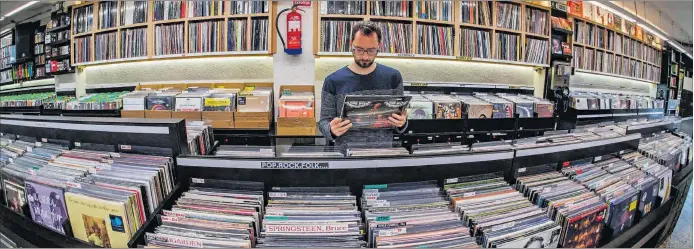  ?? FERRAN SENDRA ?? Para todos los gustos Vista panorámica de las estantería­s de la tienda Disco 100, en la calle del Escorial, 33, de Barcelona.