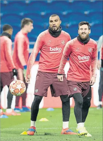  ?? FOTO: PERE PUNTÍ ?? Messi, entrenando en el escenario del partido en Lyon, con Kevin Prince Boateng a su espalda
