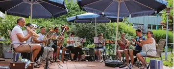  ?? Foto: Stadtkapel­le/Karolina Wörle ?? Die Musikerinn­en und Musiker der Wertinger Blasmusik trafen sich zum Proben im Garten des Seniorenze­ntrums „St. Klara“in Wertingen.