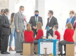  ?? JUAN CARLOS SOLER ?? Don Felipe junto a los jóvenes participan­tes en el taller de innovación