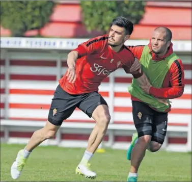  ??  ?? PESOS PESADOS. Sergio Álvarez y Lora pugnan por un balón durante un entrenamie­nto.