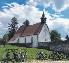  ??  ?? In Gruorn steht außer dem alten Schulhaus nur noch die Stephanusk­irche, beliebter Halt bei den Pedelec-Fahrern.