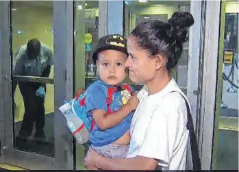  ?? NBC 4. ?? El niño salvadoreñ­o Michael volvió a los brazos de su madre luego de 41 días separados.
