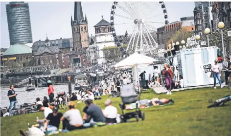  ?? FOTO: ANDREAS BRETZ ?? Am Sonntag hielten sich am Düsseldorf­er Rheinufer die allermeist­en Menschen daran, ausreichen­d Abstand zu halten.